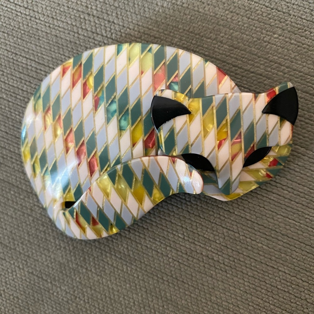 Gomina cat pin by French designer Lea Stein